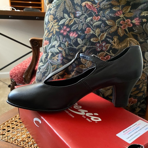 Capezio T-Strap Character Shoe #700 NEW Black Leather 2” heel - SIZE 7.5 - Picture 3 of 4